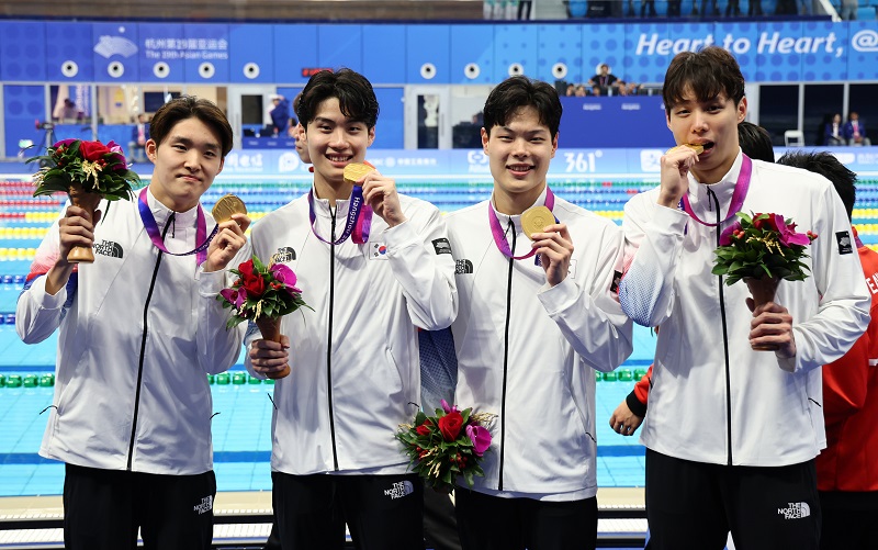 양재훈, 이호준, 김우민, 황선우가 9월 25일 중국 항저우 올림픽 스포츠센터 수영장에서 열린 2022 항저우 아시안게임 수영 남자 800m 계영 결승 시상식에서 금메달을 획득한 뒤 환호하고 있다.(사진=저작권자(c) 연합뉴스, 무단 전재-재배포 금지)