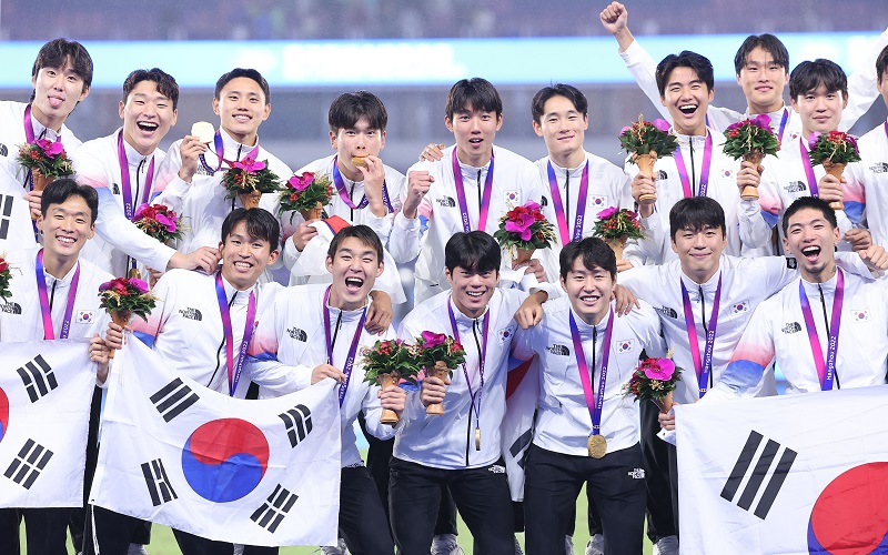 2022 항저우 아시안게임 남자 축구 결승에서 금메달을 차지한 대표팀 선수들이 7일 중국 항저우 황룽 스포츠센터 스타디움에서 열린 메달 수여식에서 기념촬영을 하고 있다.(사진=저작권자(c) 연합뉴스, 무단 전재-재배포 금지)