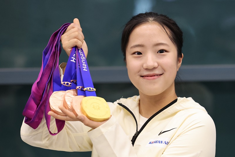 2022 항저우 아시안게임 여자 복식에서 전지희와 함께 21년 만의 대회 금메달을 딴 신유빈이 8일 오후 인천국제공항을 통해 귀국해 취재진과의 인터뷰를 마친 뒤 메달을 들고 포즈를 취하고 있다.신유빈은 복식 금메달을 비롯해 여자 단체전·여자 단식·혼합복식에서 3개의 동메달을 획득했다. (사진=저작권자(c) 연합뉴스, 무단 전재-재배포 금지)