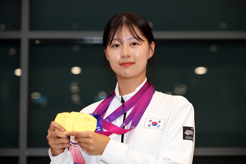 2022 항저우 아시안게임 양궁 3관왕 임시현이 8일 오후 인천공항을 통해 귀국해 메달을 들고서 포즈를 취하고 있다. 아시안게임에서 양궁 3관왕이 탄생한 것은 37년 만이다.(사진=저작권자(c) 연합뉴스, 무단 전재-재배포 금지)