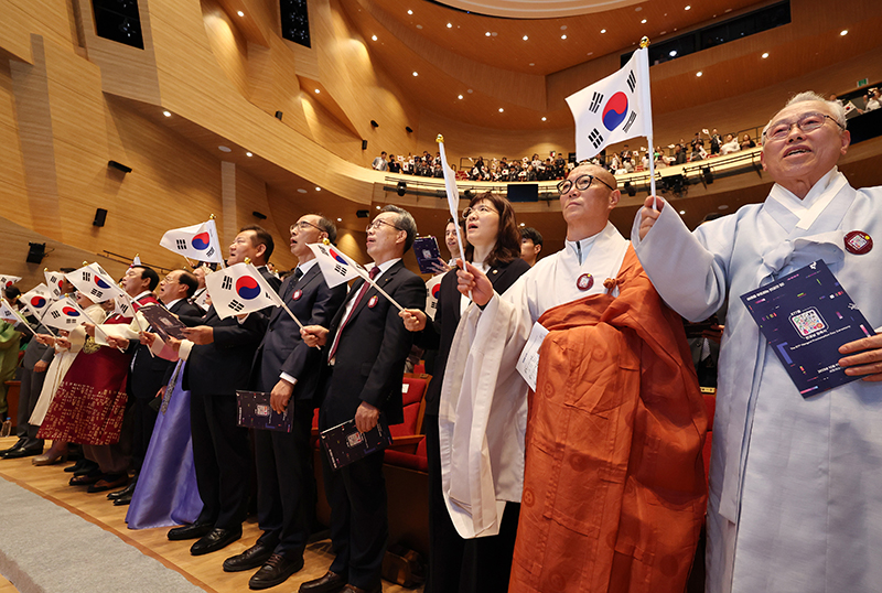 이상민 행정안전부 장관과 내빈들이 9일 오전 세종시 예술의전당에서 열린 577돌 한글날 경축식에서 한글날 노래를 부르고 있다. (사진=저작권자(c) 연합뉴스, 무단 전재-재배포 금지)
