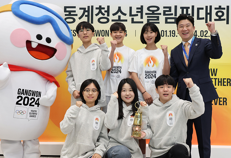 그리스 아테네 파나티나이코 경기장에서 채화된 2024강원동계청소년올림픽 대회 성화가 인천공항 제2터미널에 도착한 8일 오후 진종오 대회 조직위원장과 채화 주자인 윤신이·김현겸, 성화를 인계받은 청소년서포터즈가 기념촬영을 하고 있다. (사진=저작권자(c) 연합뉴스, 무단 전재-재배포 금지)