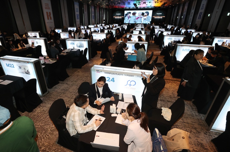 11일 오전 서울 광진구 워커힐호텔에서 열린 ‘2023 한국 테마관광 박람회’에서 해외 관광업계 관계자들이 상담을 받고 있다.(사진=저작권자(c) 연합뉴스, 무단 전재-재배포 금지)