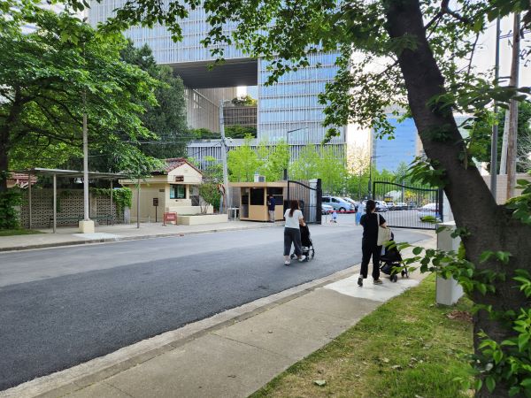 용산공원 반환부지의 일부였던 용산어린이정원은 탁 트인 녹지대와 편의시설이 많아서 아이를 데리고 온 부모들이 즐겨 찾고 있다.