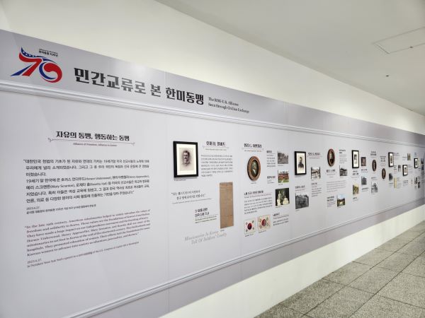 헐버트는 한글로 쓰인 최초의 지리 교과서 ‘사민필지’를 저술했고, 한글의 우수성과 과학성을 널리 알렸다.
