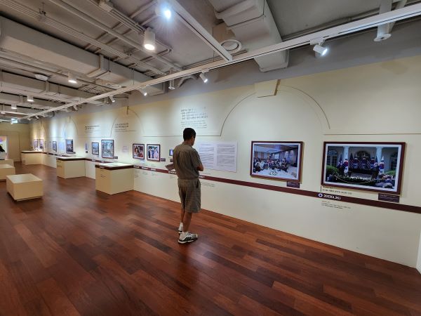 한미동맹 70주년 특별전 '동행'을 관람하러 온 외국인들도 많았다.