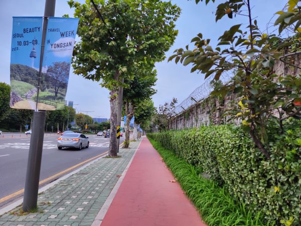 높다란 담벼락을 따라 철조망이 쳐져 있던 용산 미군기지가 점차 국민의 품으로 돌아오고 있다.