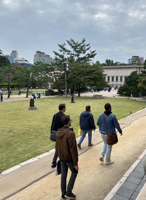 지난 주말 돈덕전 관람을 위해 덕수궁을 방문했다. 가을철을 맞아 많은 방문객들이 우리 궁을 관람하고 있었다.