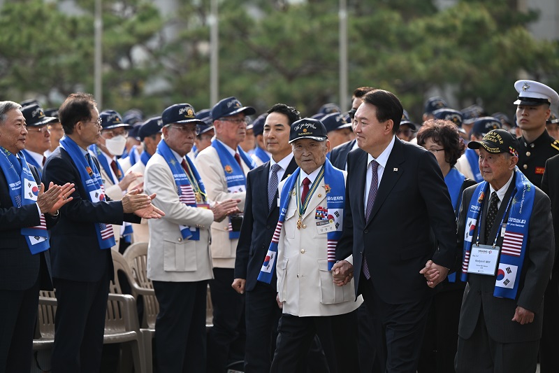 윤석열 대통령이 12일 오후 서울 용산 전쟁기념관 평화의광장에서 열린 제73주년 장진호 전투 기념행사에 6·25 참전용사와 함께 입장하고 있다.(사진=대통령실)