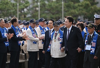 윤석열 대통령이 12일 오후 서울 용산 전쟁기념관 평화의광장에서 열린 제73주년 장진호 전투 기념행사에 6·25 참전용사와 함께 입장하고 있다.(사진=대통령실)