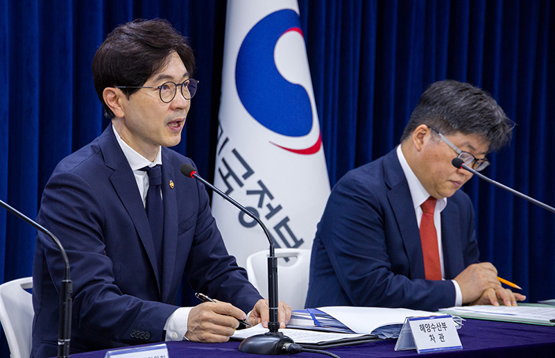 박성훈 해양수산부 차관이 13일 정부서울청사에서 열린 후쿠시마 원전 오염수 방류 관련 일일 브리핑에 참석해 우리 해역 수산물 안전관리 현황에 대해 발표하고 있다. (사진=저작권자(c) 연합뉴스, 무단 전재-재배포 금지)