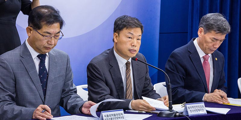 신재식 원자력안전위원회 신재식 방사선방재국장(가운데)이 16일 정부서울청사에서 열린 일본 후쿠시마 원전 오염수 방류 관련 일일 브리핑에 참석해 일본 후쿠시마 현지에서 조사된 오염수 방사능 수치와 관련해 설명하고 있다. (사진=저작권자(c) 연합뉴스, 무단 전재-재배포 금지)