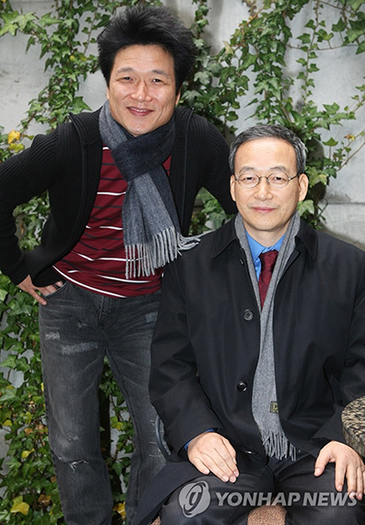 ‘슬픔의 시인’ 정호승(오른쪽)과 노래운동을 해온 안치환(왼쪽)은 시와 노래로 사람들을 위안하고 치유하는 동지다. 두 사람의 인연은 1987년 안치환이 가난한 노래패 친구의 결혼식에서 축가로 부르려고 곡을 붙인 ‘우리가 어느 별에서’가 시작이었다. 정호승 시인은 “우리들 삶이라는 절벽이 그래도 아름다운 것은 바로 안치환이라는 한 젊은 소나무가 있기 때문”이라고 했다. (연합뉴스 자료 사진)