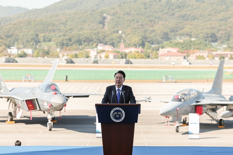 윤석열 대통령이 178일 경기도 성남 서울공항에서 열린 ‘2023년 서울 국제 항공우주 및 방위산업 전시회(이하 서울 ADEX)’ 개막식에서 축사하고 있다.(사진=대통령실)