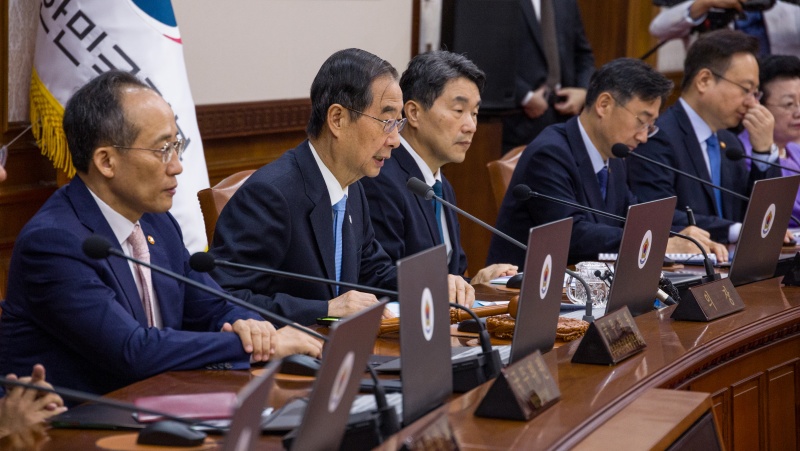 한덕수 국무총리가 17일 오전 서울 종로구 정부서울청사에서 열린 국무회의에 참석해 이날 처리할 의제와 안건에 대해 설명하고 있다.(사진=저작권자(c) 연합뉴스, 무단 전재-재배포 금지)