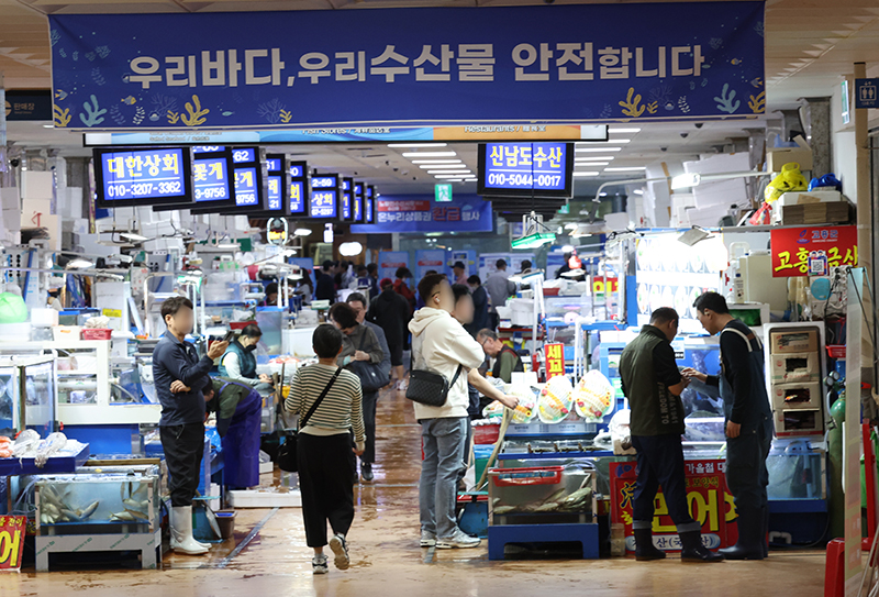 서울 동작구 노량진수산시장에 ‘우리 수산물이 안전하다’는 내용의 현수막이 걸려 있다. (사진=저작권자(c) 연합뉴스, 무단 전재-재배포 금지)