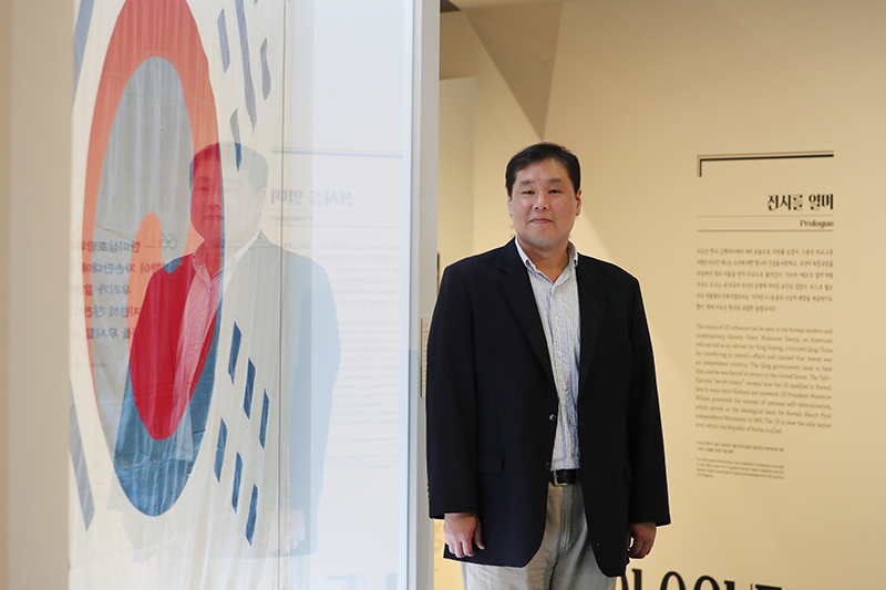 Ham Young-hoon, a curator at the National Museum of Korean History, planned the special exhibition ‘Companion’ commemorating the 70th anniversary of the ROK-US alliance.  (Photo = Public Communication Office, Ministry of Culture, Sports and Tourism)