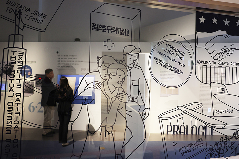 In the special exhibition 'Companion', in order to approach the 70th anniversary of the ROK-US alliance, which can be a bit heavy, in a more friendly way, symbolic figures and scenes of the ROK-US alliance were created through illustrations throughout the exhibition hall.  (Photo = Public Communication Office, Ministry of Culture, Sports and Tourism)