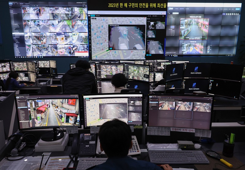 오는 23일부터 11월 3일까지 올해 3회차 재난대응 안전한국훈련이 실시된다. 사진은 서울 강남도시관제센터에서 관제요원들이 CCTV를 통해 다중밀집지역 안전을 모니터링하고 있다. 2023. 10. 19. (사진=저작권자(c) 연합뉴스, 무단 전재-재배포 금지)