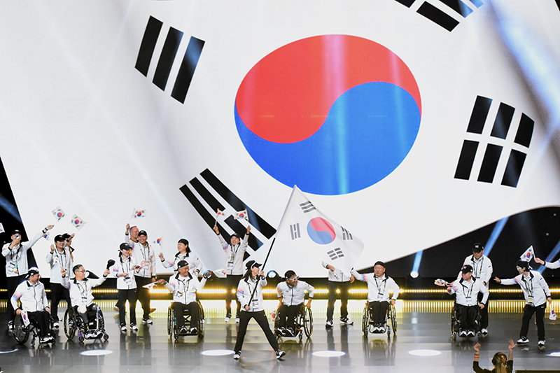 지난달 9일 열린 인빅터스 게임 개회식에 입장하는 우리 선수단이 태극기를 흔들며 환호하고 있다. (사진=나라사랑신문)