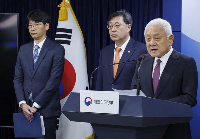 김한길 국민통합위원회 위원장이 23일 오전 서울 종로구 정부서울청사에서 열린 국민통합위와 정부 부처 합동 자살 예방 정책 제언 브리핑에 참석해 자살 예방 통합 번호 마련과 관련해 발표하고 있다. (사진=저작권자(c) 연합뉴스, 무단 전재-재배포 금지)
