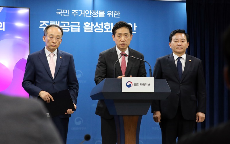 김주현 금융위원장이 9월 26일 오후 정부서울청사에서 국민 주거 안정을 위한 주택공급 활성화 방안과 관련한 설명을 하고 있는 모습. 왼쪽은 추경호 부총리 겸 기획재정부 장관, 오른쪽은 원희룡 국토교통부 장관. (사진=저작권자(c) 연합뉴스, 무단 전재-재배포 금지)