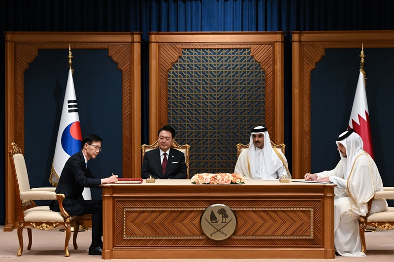 방문규 산업통상자원부 장관이 25일(현지시간) 도하의 카타르 왕궁인 ‘아미리 디완’에서 열린 한·카타르 MOU 서명식에서 카타르 통상산업부 장관과 ‘무역투자촉진 프레임워크 설립 MOU’에 서명하고 있다. 이 자리에는 윤석열 대통령과 타밈 빈 하마드 알사니 카타르 국왕도 참석했다.(사진=저작권자(c) 연합뉴스, 무단 전재-재배포 금지)