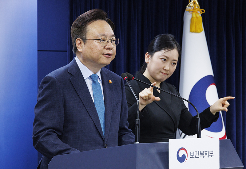 조규홍 보건복지부 장관이 26일 오전 서울 종로구 정부서울청사에서 열린 지역 및 필수 의료 혁신 이행을 위한 추진계획 관련 브리핑을 하고 있다. (사진=저작권자(c) 연합뉴스, 무단 전재-재배포 금지)