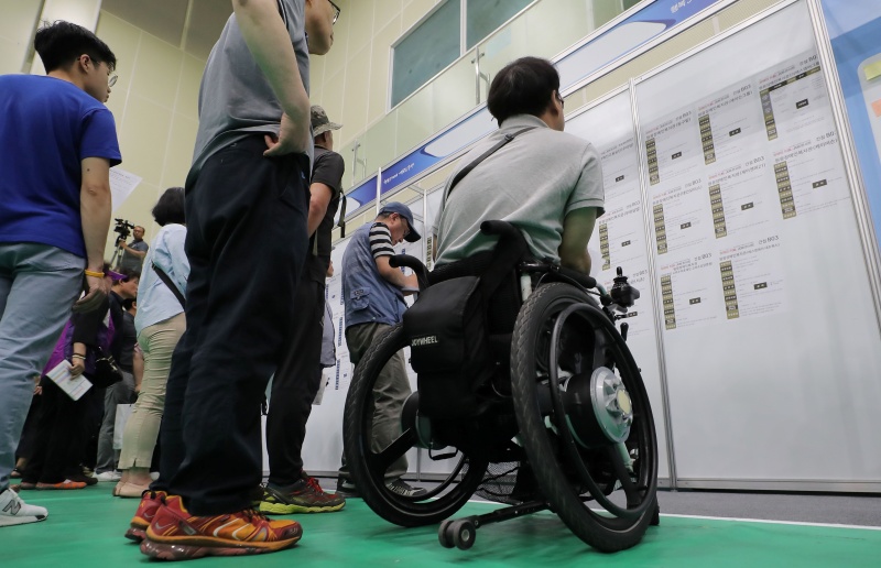 장애인 일자리 박람회에서 구직자들이 채용공고를 살펴보고 있다.(사진=저작권자(c) 연합뉴스, 무단 전재-재배포 금지)