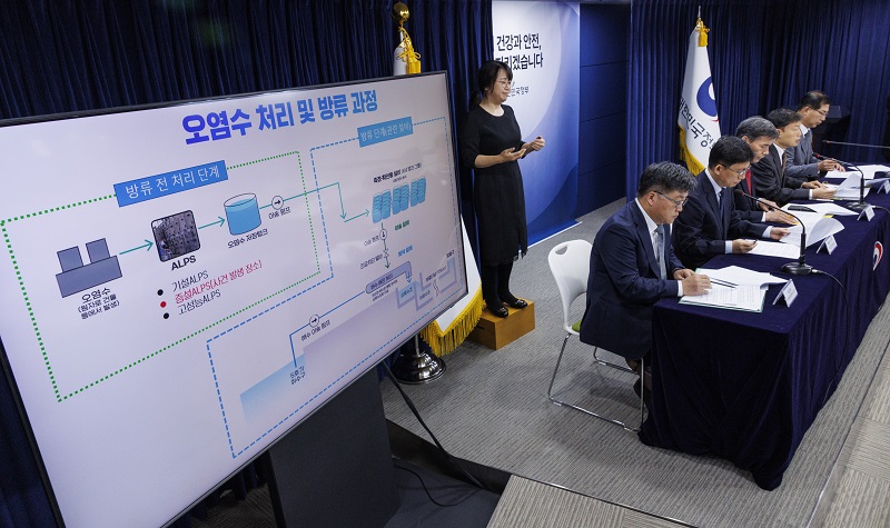 신재식 원안위 방사선방재국장(왼쪽에서 네 번째)이 30일 일본 후쿠시마 원전 오염수 방류 관련 정례브리핑에서 다핵종제거설비(ALPS) 세정 작업 중 발생한 사고와 작업자 상태에 관한 추가 정보를 설명하고 있다.(사진=저작권자(c) 연합뉴스, 무단 전재-재배포 금지)