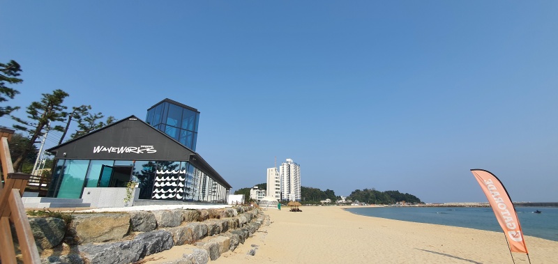 숙소에서 도보 10분 거리인 워케이션 사무실. 뒤에는 숙소가 보인다.