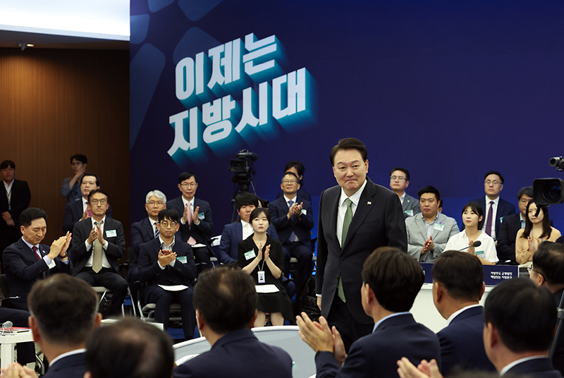 윤석열 대통령이 14일 부산 남구 부산국제금융센터(BIFC)에서 열린 대통령 직속 지방시대위원회의 ‘지방시대 선포식’에서 참석자들에게 인사하고 있다. (사진=저작권자(c) 연합뉴스, 무단 전재-재배포 금지)