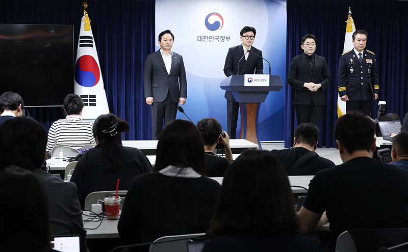 한동훈 법무부 장관과 원희룡 국토교통부 장관, 윤희근 경찰청장이 1일 오후 서울 종로구 정부서울청사에서 열린 전세 사기 발본색원 및 충실한 피해회복 지속 추진을 위한 관계부처 합동브리핑에 참석, 대책 방안을 발표하고 있다. (사진=저작권자(c) 연합뉴스, 무단 전재-재배포 금지)