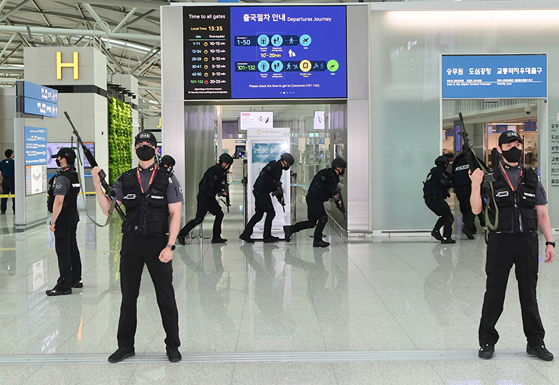 인천국제공항 제1여객터미널 출국장에서 열린 ‘인천국제공항 2022년 대테러 종합 훈련’에서 경찰특공대원들이 인질극 상황을 가정한 테러범 진압 훈련을 펼치고 있다. (사진=저작권자(c) 연합뉴스, 무단 전재-재배포 금지)