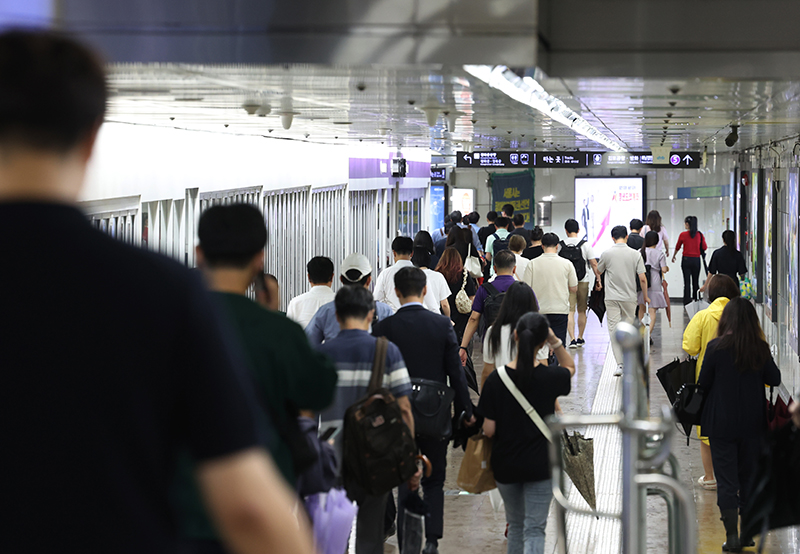 서울 광화문역이 지하철 이용객들로 붐비고 있다. (사진=저작권자(c) 연합뉴스, 무단 전재-재배포 금지)