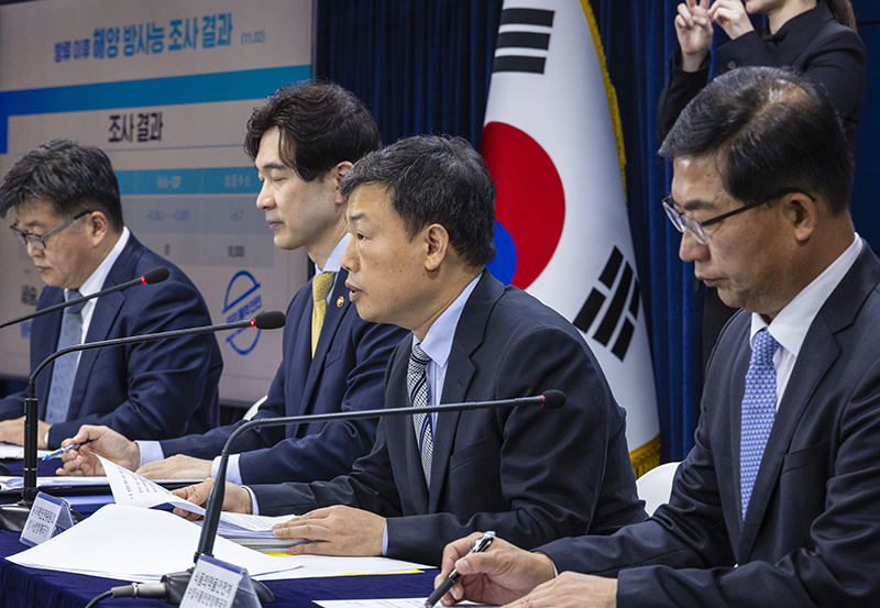 신재식 원자력안전위원회 방사선방재국장(왼쪽 세 번째)이 서울 종로구 정부서울청사에서 열린 일본 후쿠시마 원전 오염수 방류 관련 일일 브리핑에 참석해 후쿠시마 현지에서 조사된 상류 수조의 시료 분석 결과와 이에 따른 3차 방류 시작에 대해 설명하고 있다. (사진=저작권자(c) 연합뉴스, 무단 전재-재배포 금지)