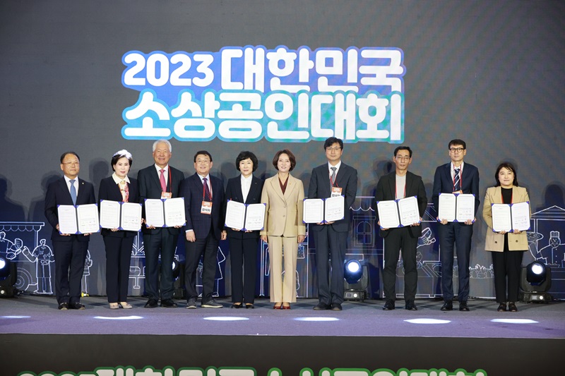이영 중소벤처기업부 장관이 3일 경기 고양 킨텍스에서 열린 ‘2023 대한민국 소상공인대회’에서 상생 협약을 마친 후 참석자들과 기념 촬영을 하고 있다. (사진=중소벤처기업부)