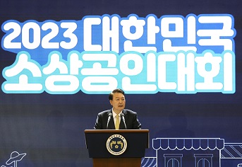 윤석열 대통령이 3일 경기도 고양시 킨텍스에서 열린 ‘2023 대한민국 소상공인대회’ 개막식에서 격려사를 하고 있다.(사진=저작권자(c) 연합뉴스, 무단 전재-재배포 금지)