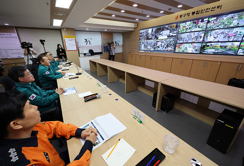 이상민 행정안전부 장관이 지난 10월 28일 오후 서울 중구청 통합안전센터에서 지능형 CCTV 관제시스템 시연을 보고 있다. (사진=저작권자(c) 연합뉴스, 무단 전재-재배포 금지)