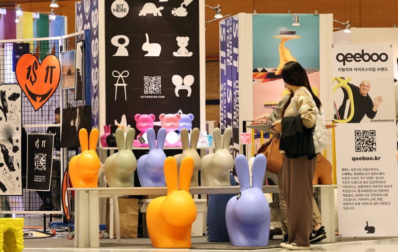 1일 오후 서울 강남구 코엑스에서 열린 '디자인코리아 2023'에서 방문객들이 다양한 디자인의 상품들을 살펴보고 있다.(사진=저작권자(c) 뉴스1, 무단 전재-재배포 금지)