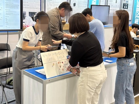 관객들과 소통하는 학생들의 모습.