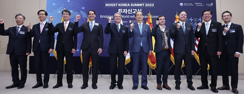 글로벌 기업 5개 사 대표들이 7일 부산 해운대구 벡스코에서 한덕수 국무총리가 참석한 가운데 열린 ‘인베스트 코리아 서밋’ 2023에 참석해 방문규 산업통상자원부 장관에게 한국에 투자를 약속하는 투자신고서를 제출 후 기념 촬영하고 있다. (사진=저작권자(c) 연합뉴스, 무단 전재-재배포 금지)