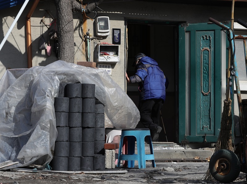서울 서대문구 홍제동 개미마을의 한 주택에 연탄이 쌓여 있다. 2.14(ⓒ뉴스1, 무단 전재-재배포 금지)