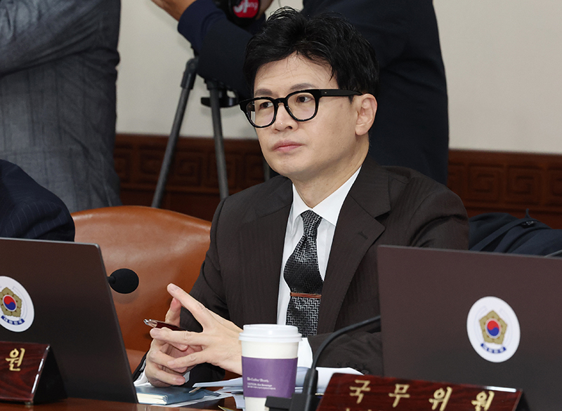 한동훈 법무부 장관이 10일 오전 정부서울청사에서 열린 국무회의에서 한덕수 국무총리의 모두 발언을 듣고 있다. (ⓒ뉴스1, 무단 전재-재배포 금지)