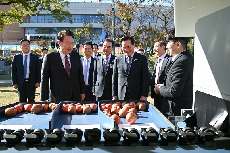 윤석열 대통령이 10일 경기 수원시 팔달구 서호 잔디광장에서 열린 제28회 농업인의 날 기념식에 앞서 스마트농업관을 방문해 AI기반 농산물 자동선별기 시연을 참관하고 있다.(사진=대통령실)