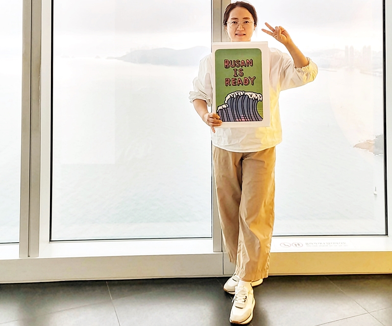 부산 엑스포 홍보물을 들고 있는 대구 거주 박현숙 기자.