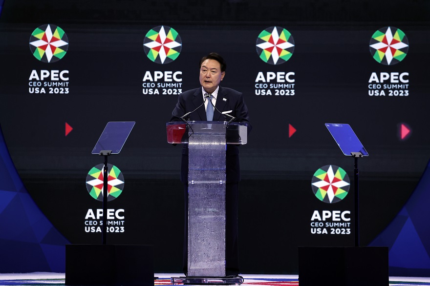 아시아태평양경제협력체(APEC) 정상회의 참석차 미국을 방문한 윤석열 대통령이 15일(현지시간) 샌프란시스코 모스코니 센터에서 열린 APEC CEO 서밋에서 기조연설을 하고 있다.(사진=저작권자(c) 연합뉴스, 무단 전재-재배포 금지)