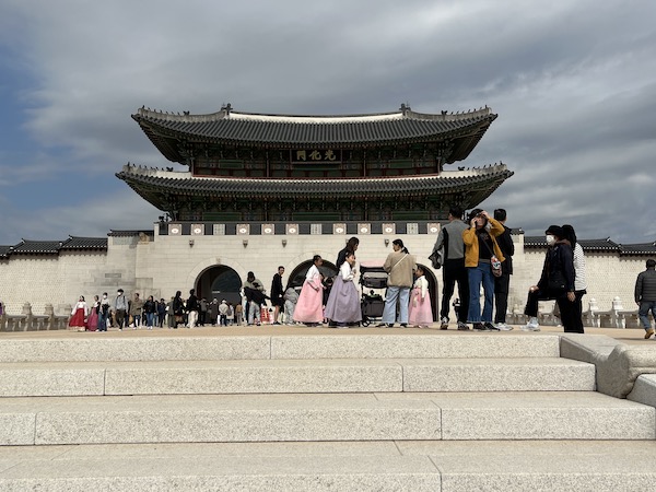 '경복궁 영건일기'의 기록을 토대로 복원된 현판의 모습. 검정 바탕에 금색으로 제작되었다.