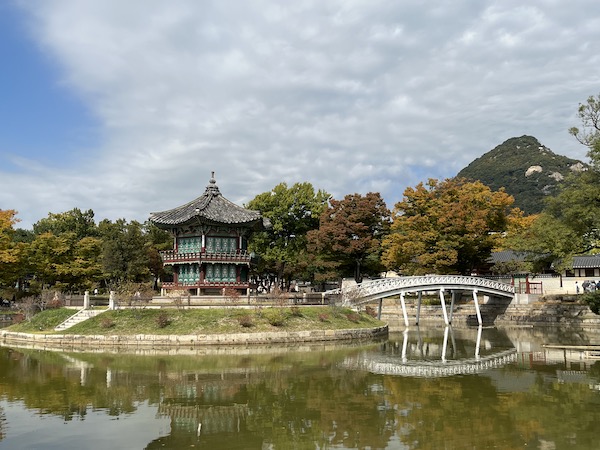 경복궁 후원 영역에 위치한 향원정과 취향교의 모습. 향원정 일대와 자연의 조화가 매력적이다.