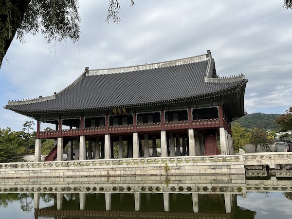 외국 사신을 접대하거나 연회가 있을 때 사용되던 경회루의 모습. 특별관람을 신청하면 내부에도 들어가 볼 수 있다.